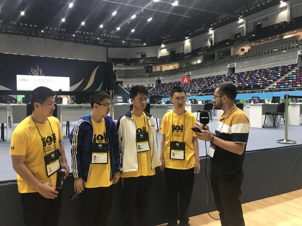 选手接收媒体采访